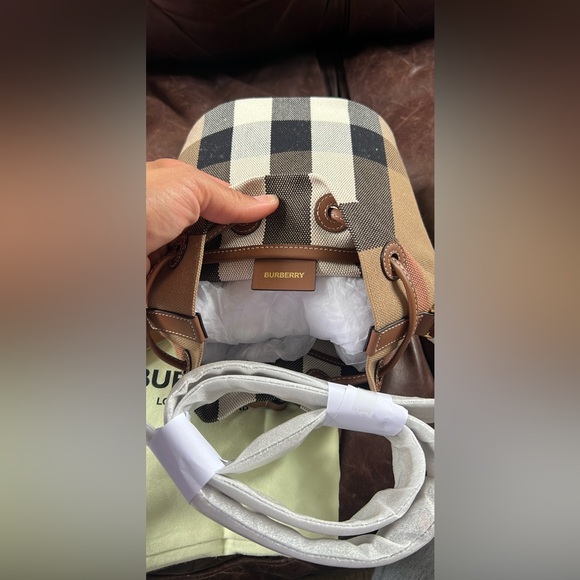Burberry bucket bag with crossbody leather strap - Picture 3 of 3